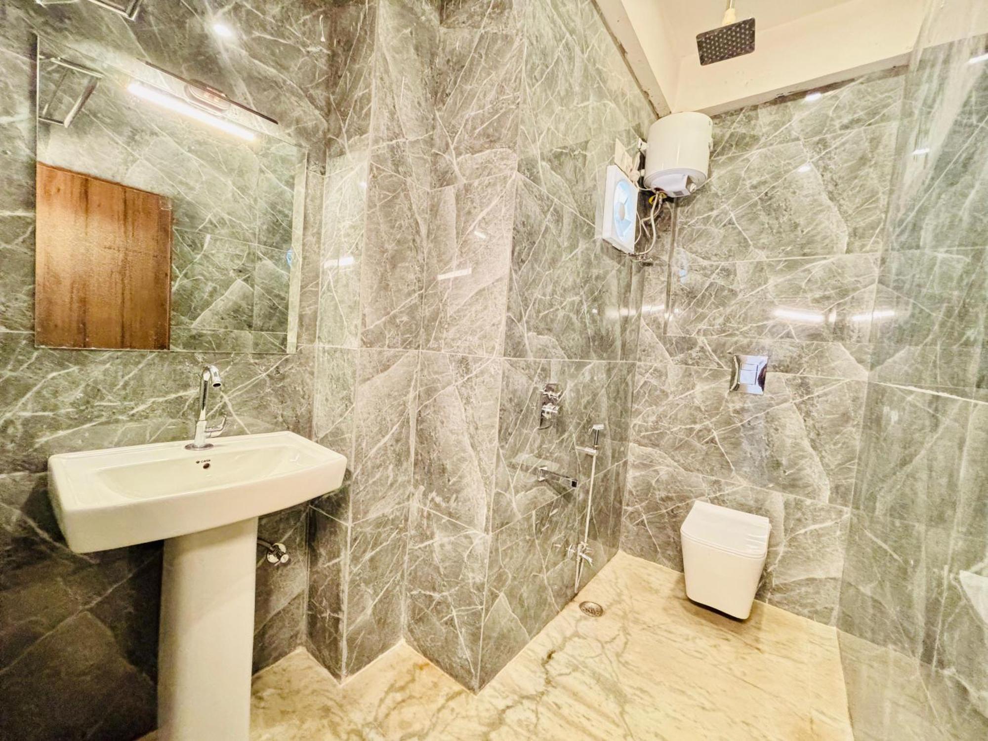 אודייפור Hotel Nirvana Lakeside מראה חיצוני תמונה